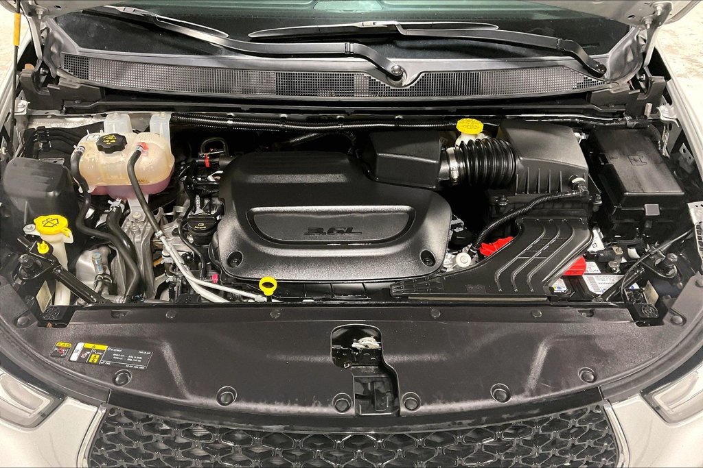 Used 2024 Chrysler Pacifica Touring-L FWD image 11