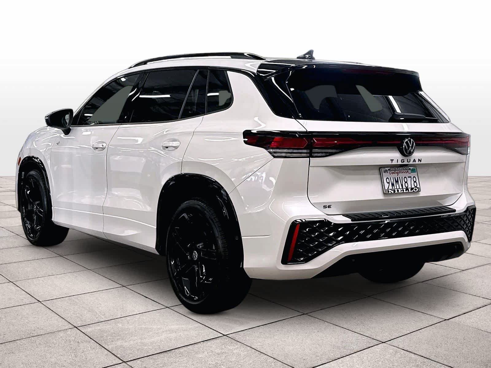 Certified 2026 Volkswagen Tiguan SE R-Line FWD image 7