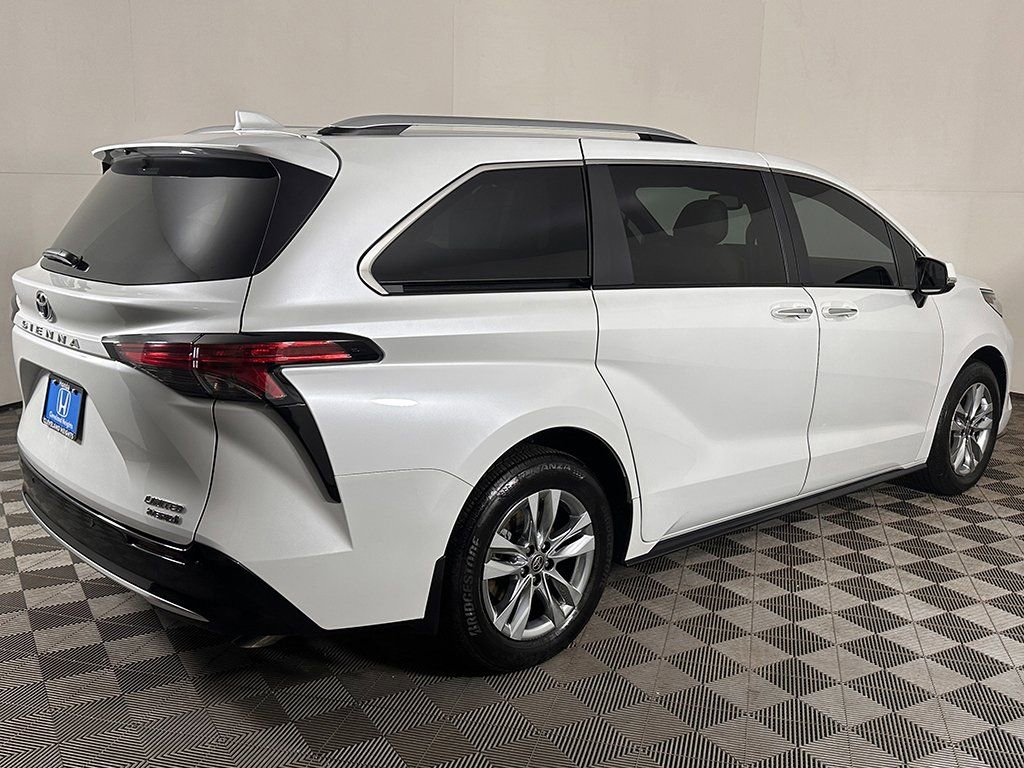Used 2024 Toyota Sienna Limited FWD image 11