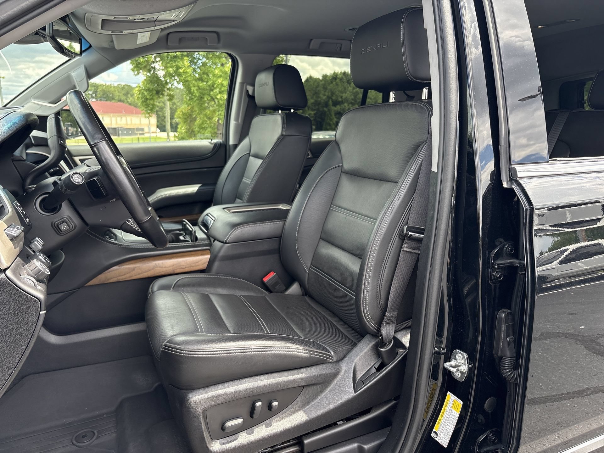 Used 2020 GMC Yukon Denali AWD/4WD image 17