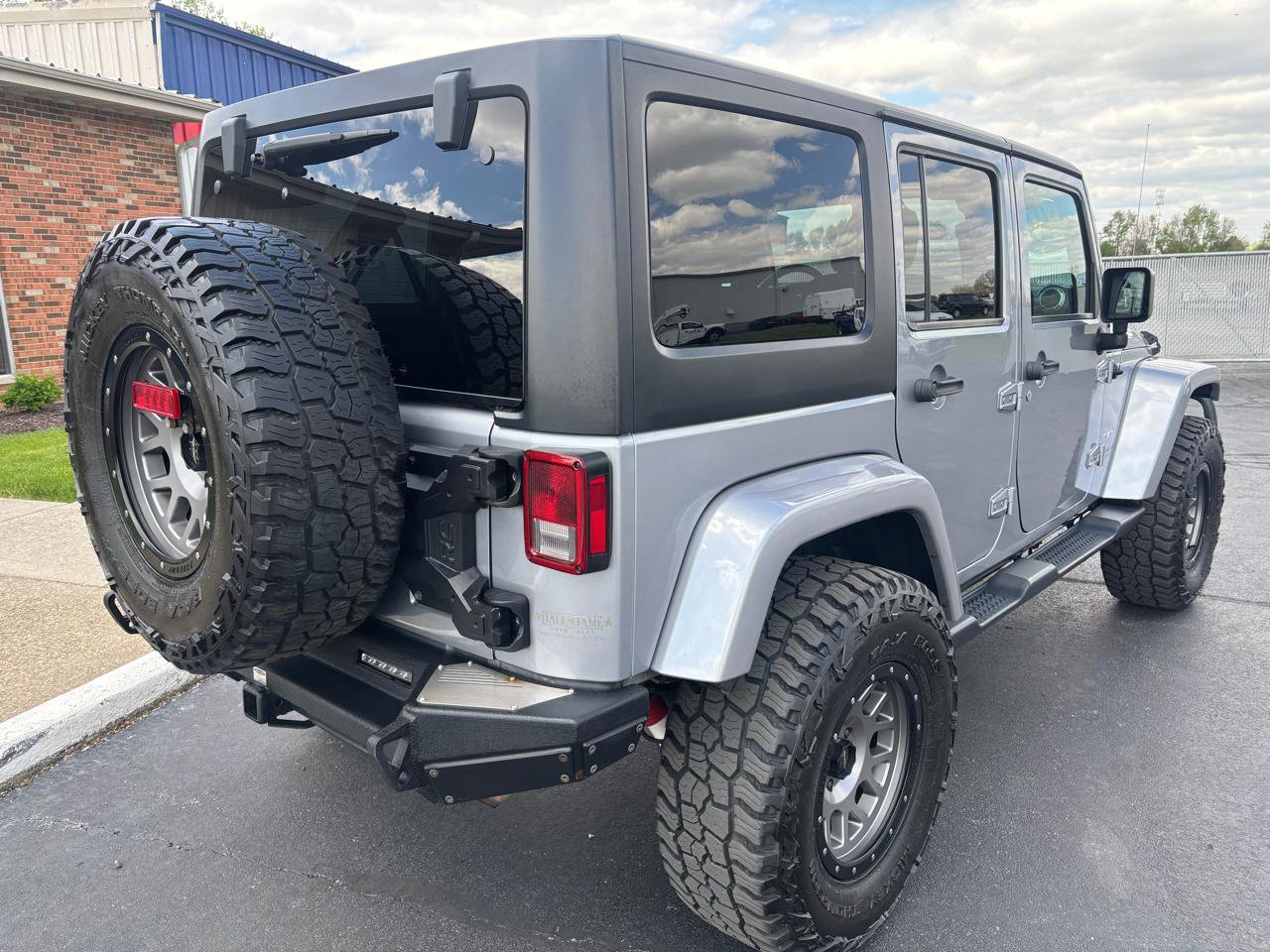 Used 2016 Jeep Wrangler Unlimited Sahara w/ Dual Top Group AWD/4WD image 3