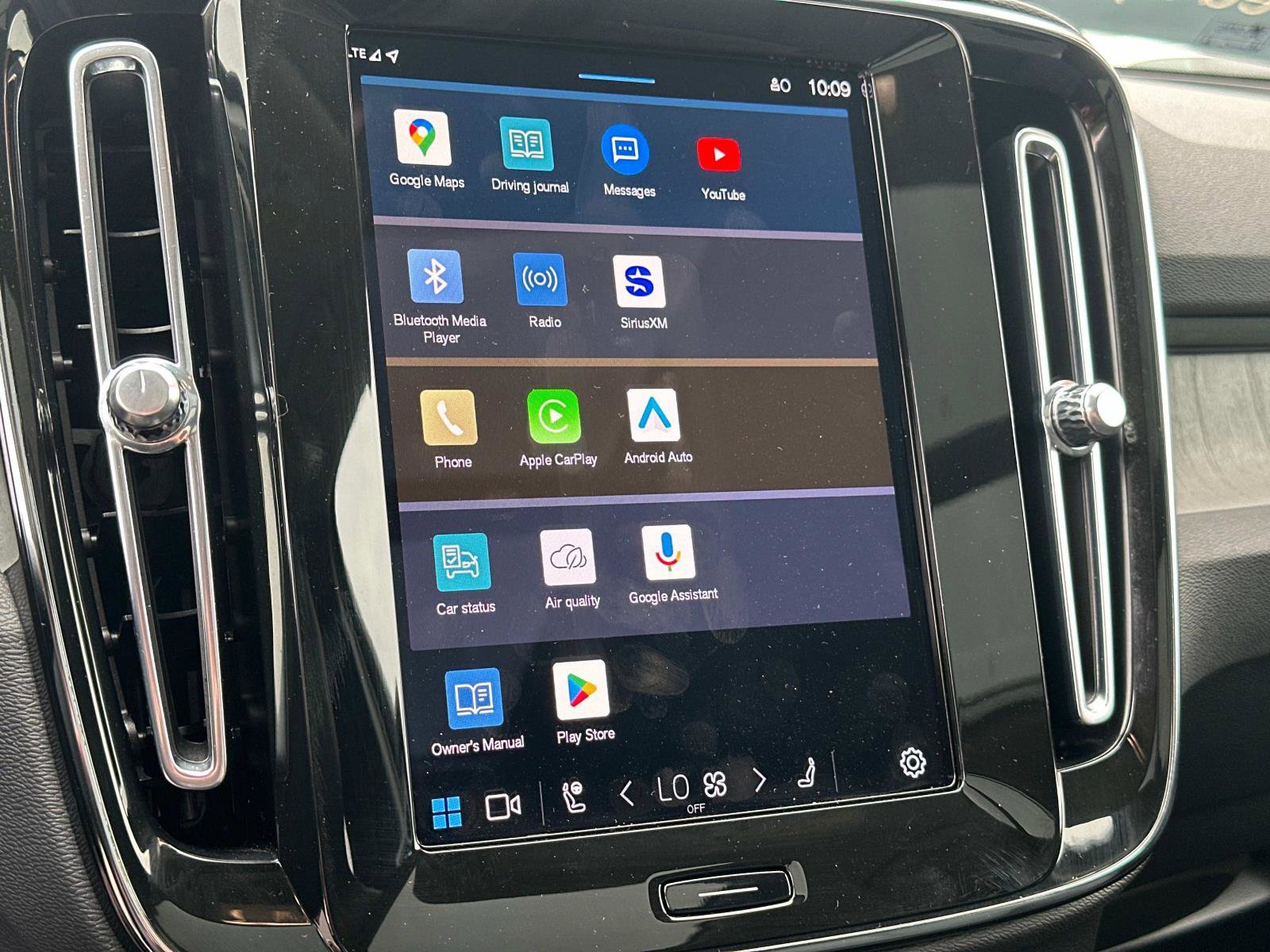 Certified 2024 Volvo XC40 B5 Ultimate w/ Climate Package image 11