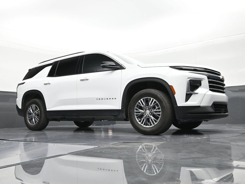 Used 2025 Chevrolet Traverse LT FWD image 26