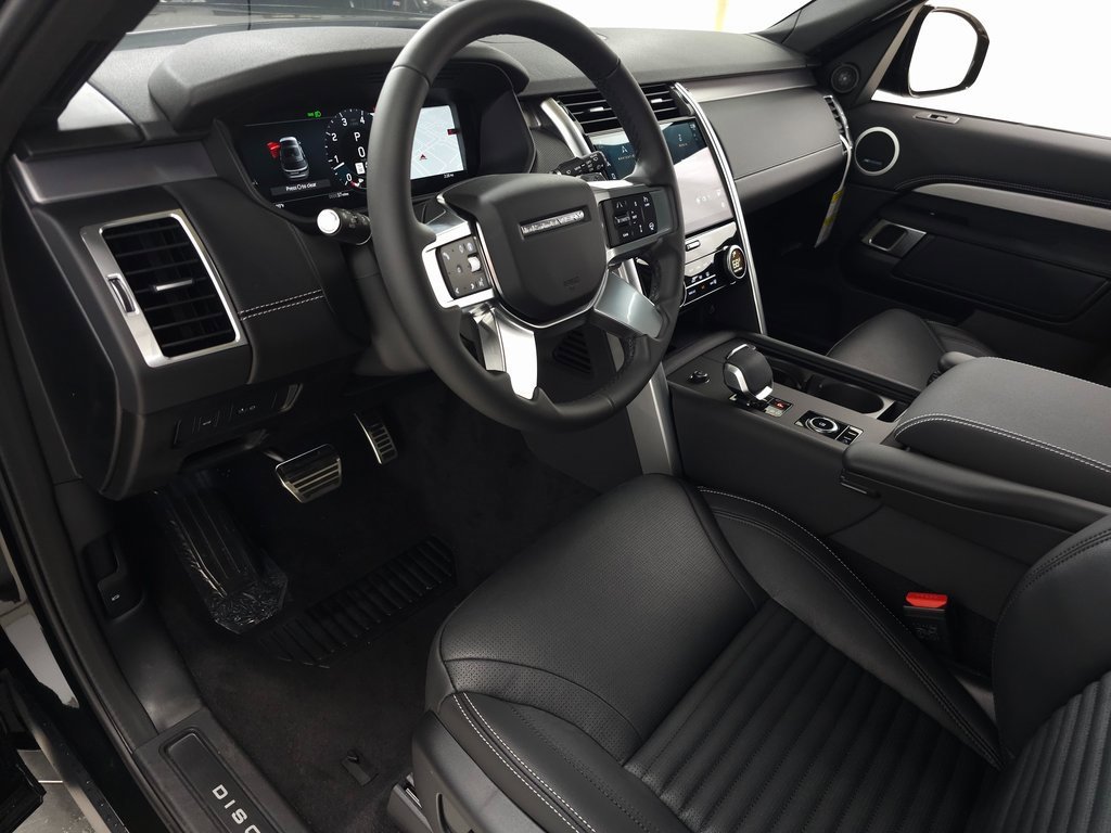 New 2025 Land Rover Discovery Dynamic SE image 17
