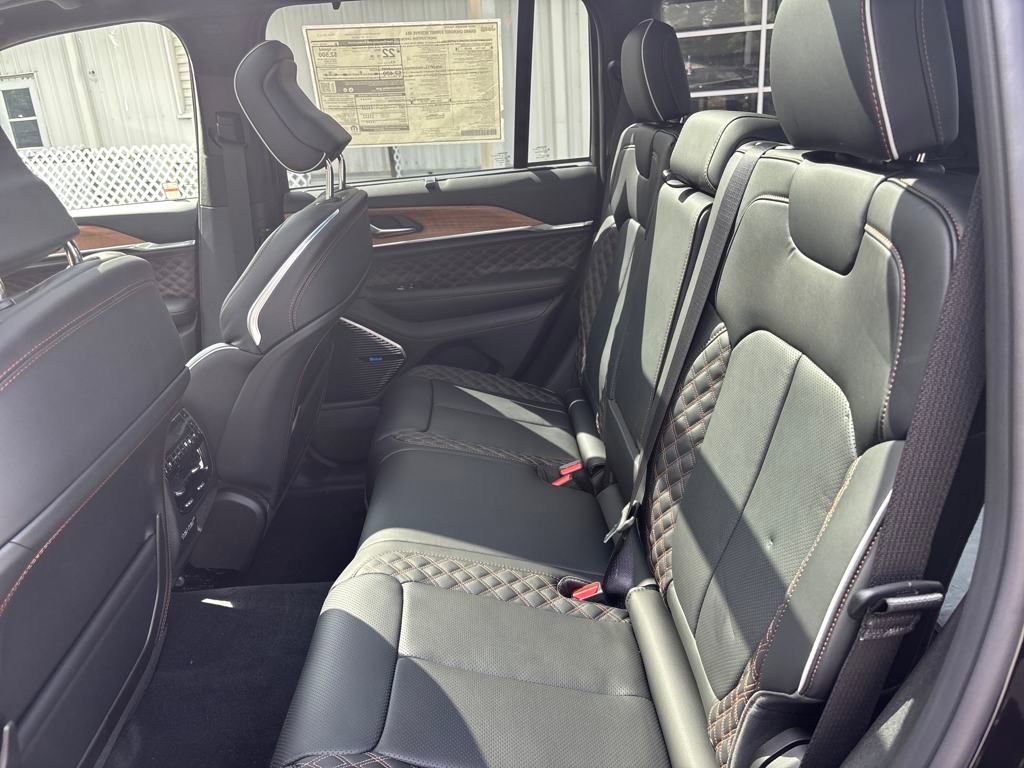 New 2025 Jeep Grand Cherokee Summit image 15