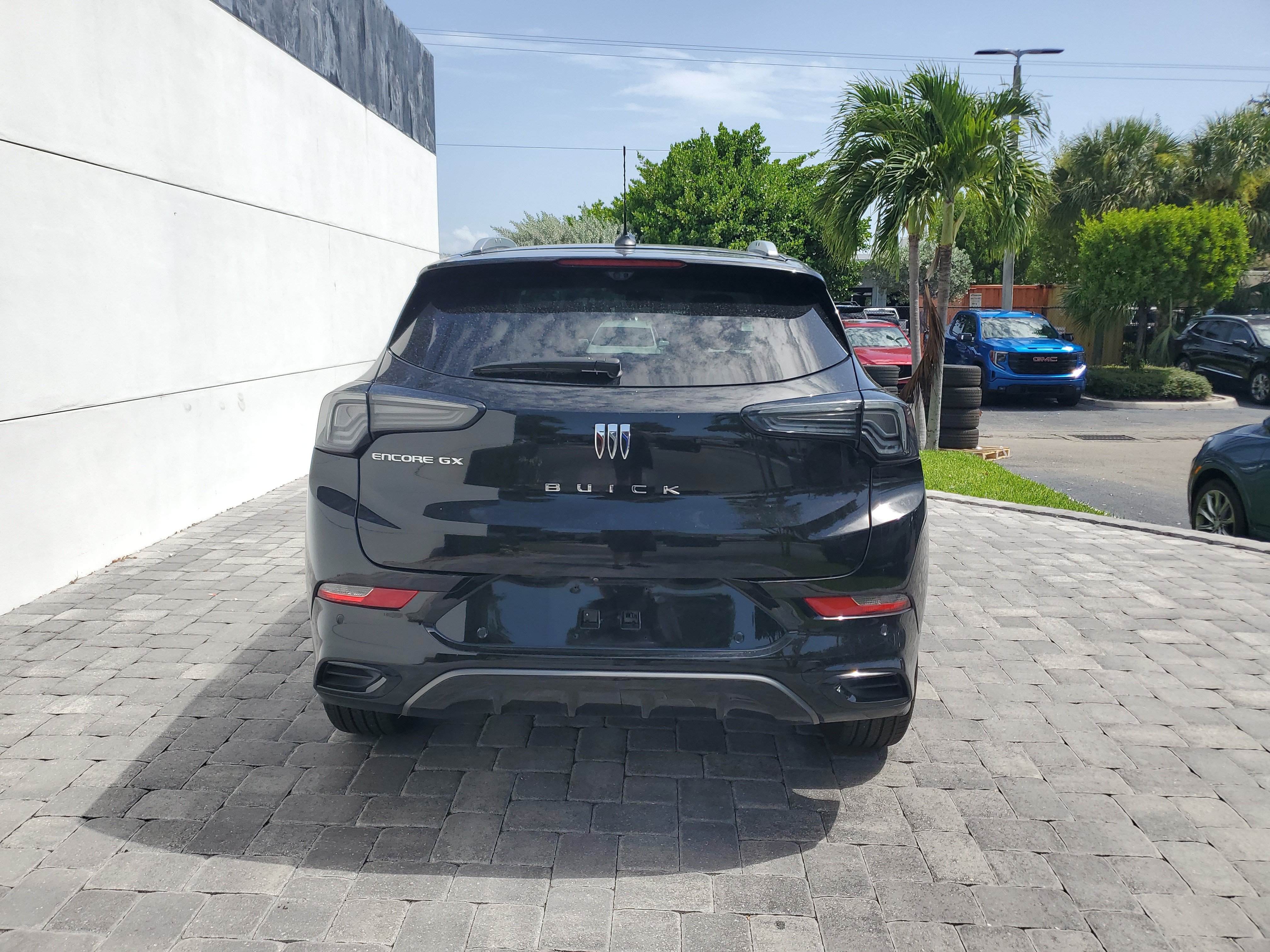 Used 2025 Buick Encore GX Avenir w/ Avenir Technology Package FWD image 5