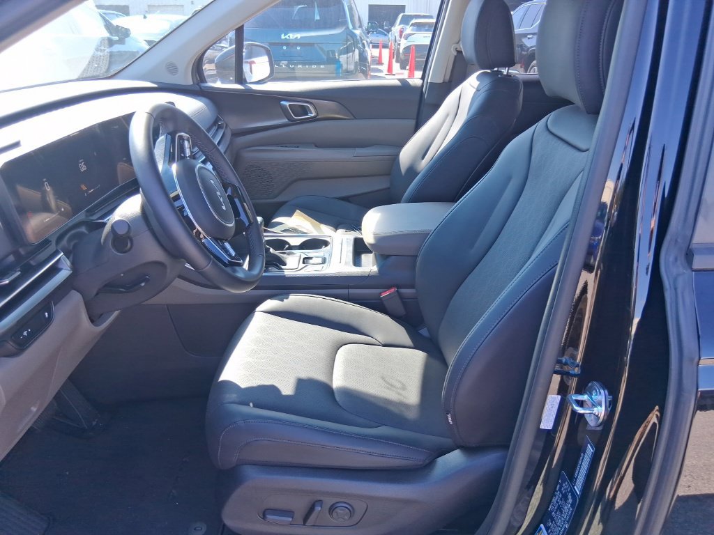 Certified 2026 Kia Carnival FWD image 12