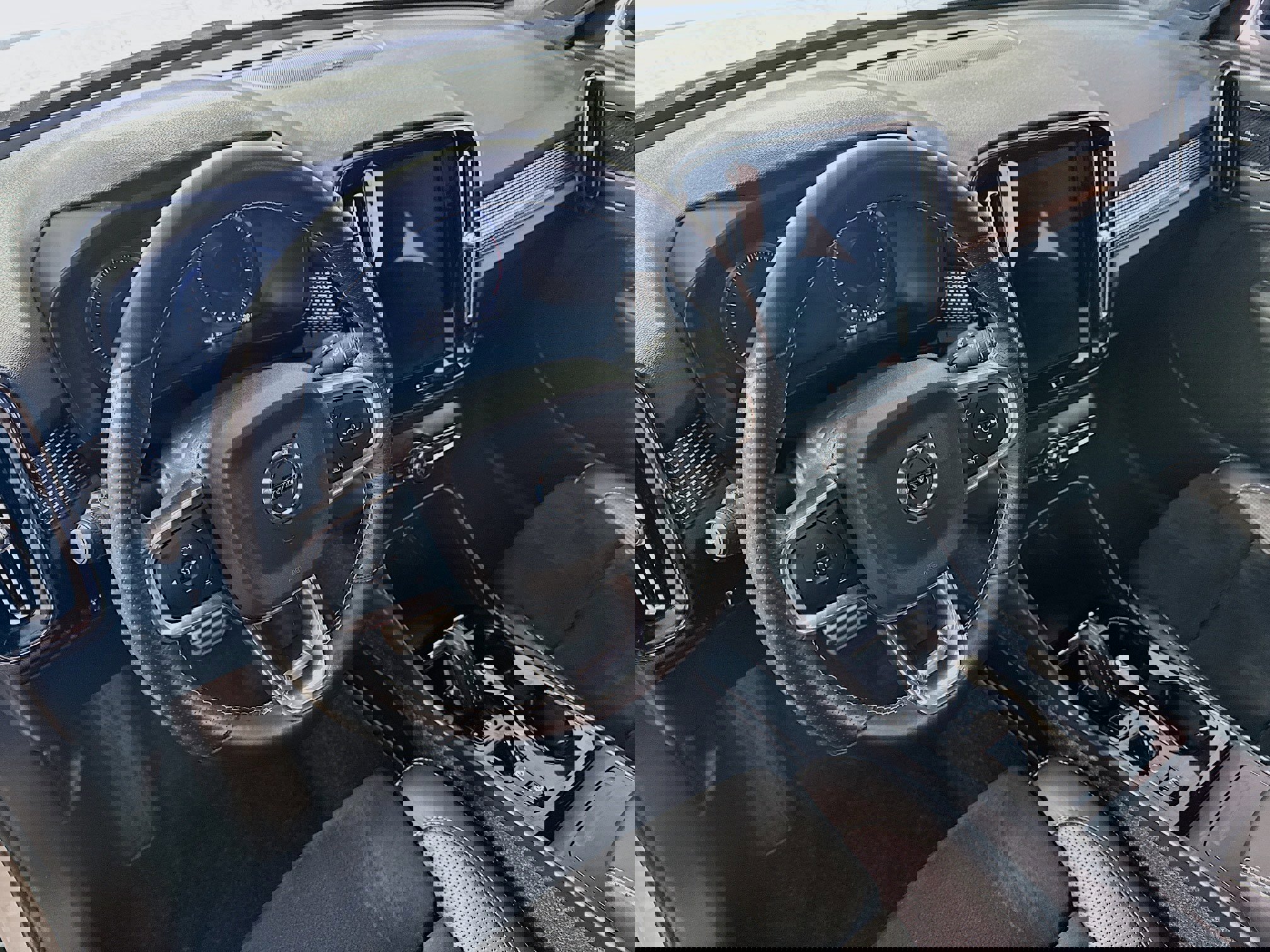 Used 2021 Volvo XC40 T5 R-Design w/ Protection Package Premier image 14