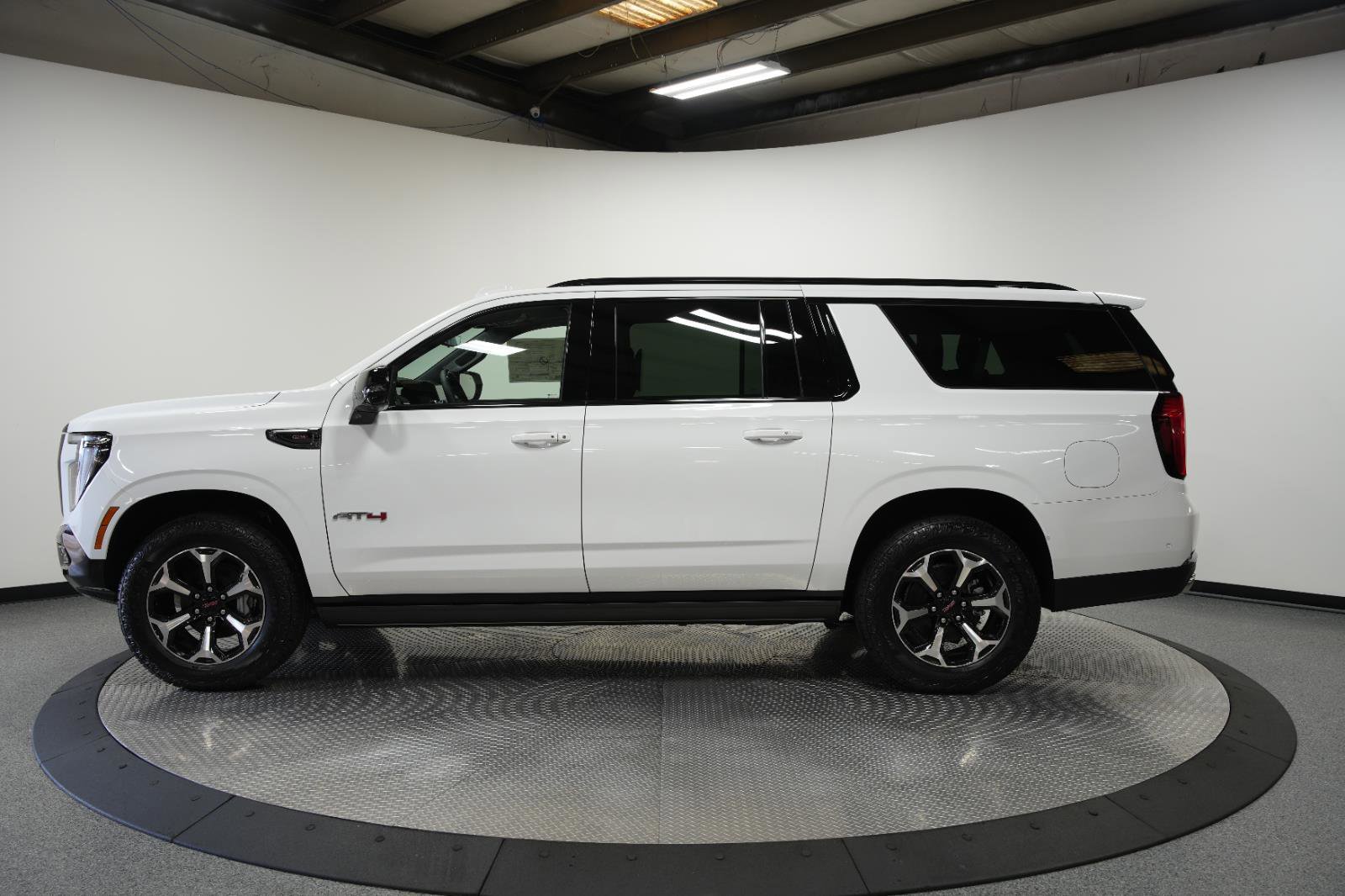 New 2026 GMC Yukon XL AT4 w/ AT4 Premium Plus Package AWD/4WD image 7