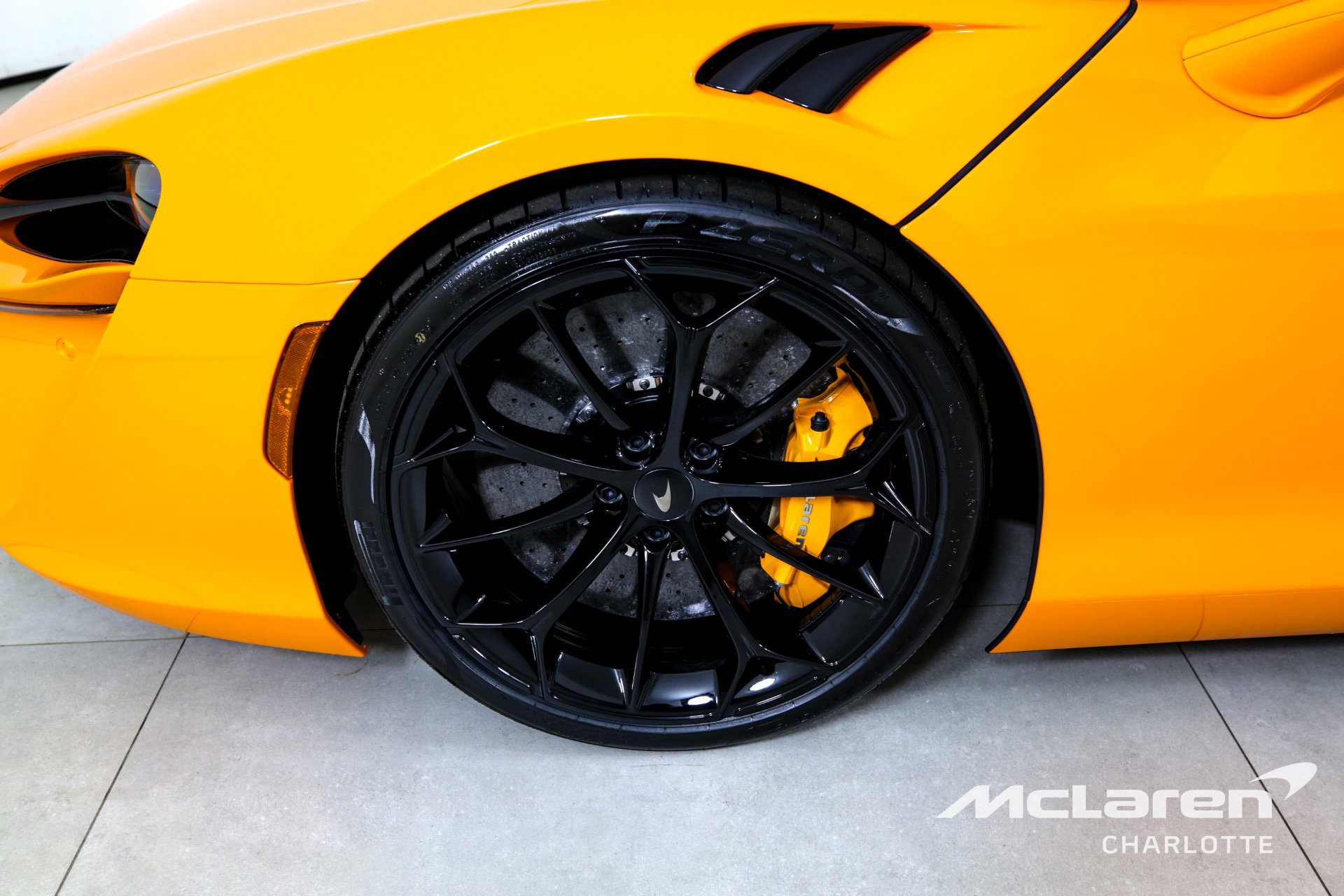 Used 2025 McLaren Artura Spider image 28