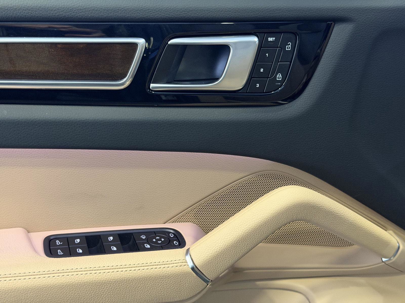 Certified 2022 Porsche Cayenne Platinum Edition image 12