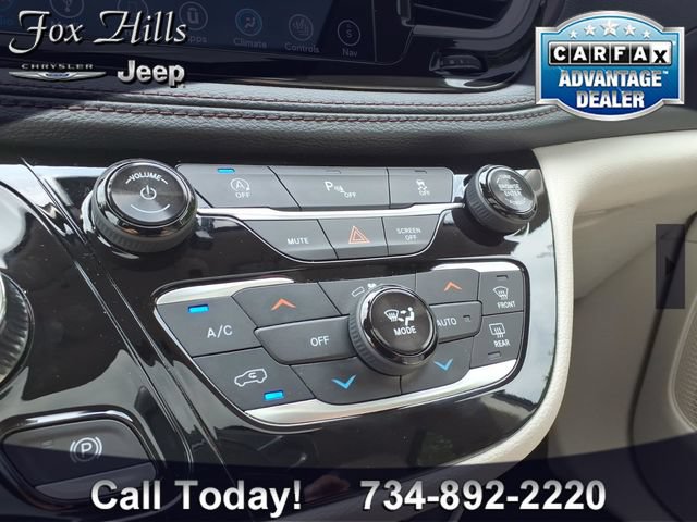 Used 2019 Chrysler Pacifica Limited w/ Tire & Wheel Group FWD image 23