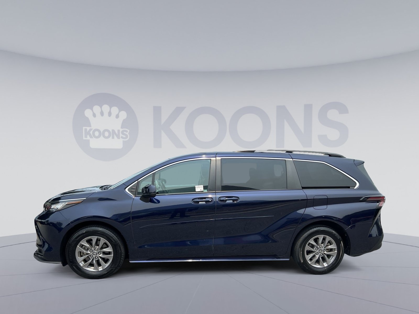 Used 2023 Toyota Sienna LE AWD/4WD image 2