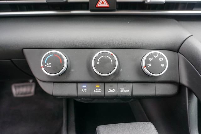 Used 2025 Hyundai Elantra SE FWD image 16