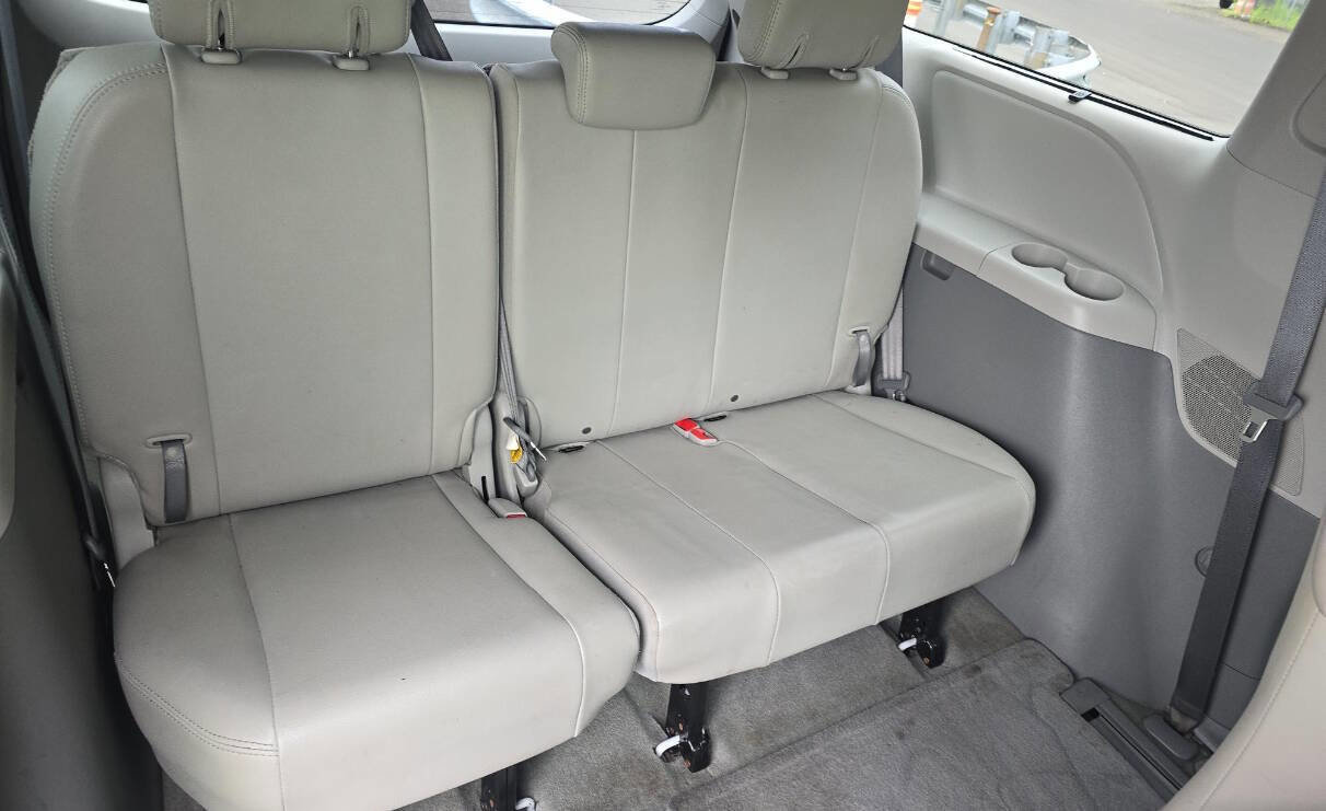 Used 2014 Toyota Sienna XLE image 15