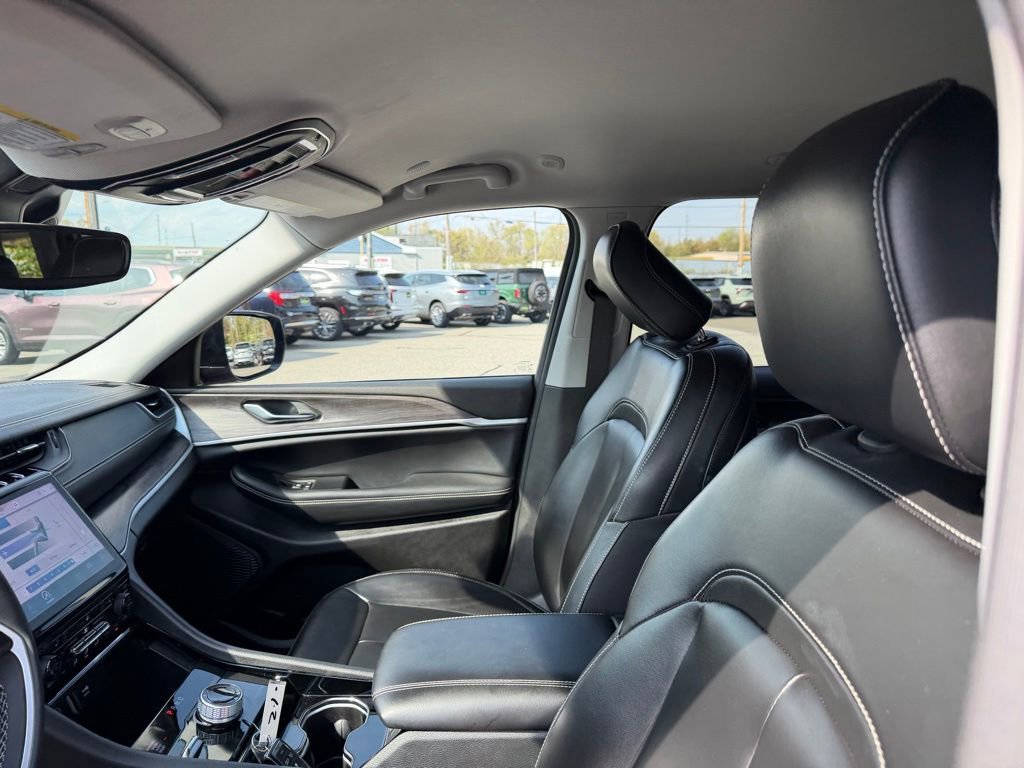 Used 2023 Jeep Grand Cherokee L Limited AWD/4WD image 16