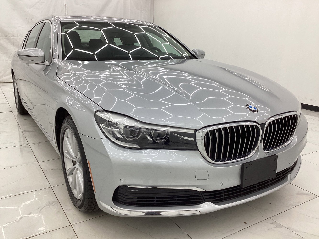Used 2019 BMW 740i xDrive image 3