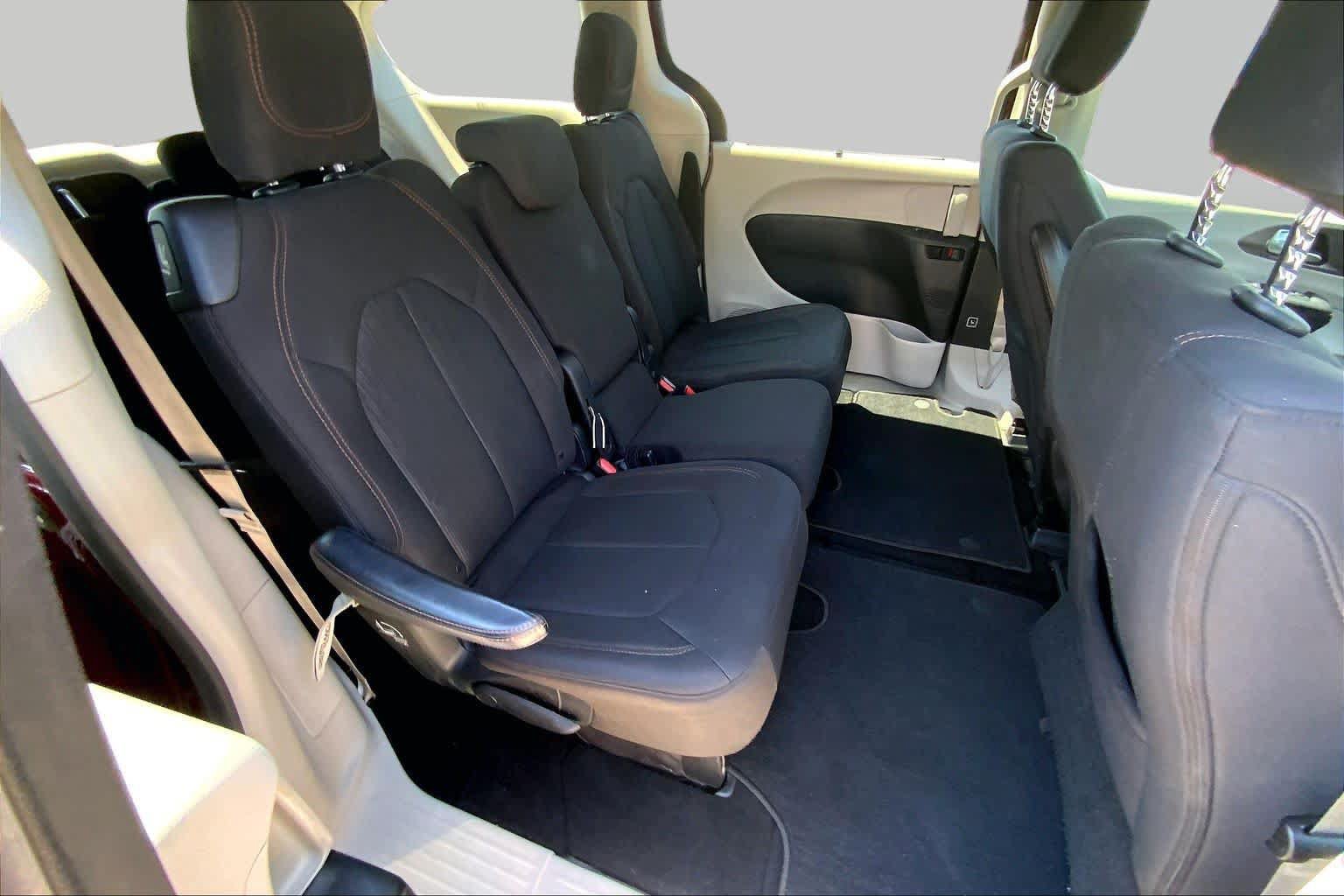 Used 2018 Chrysler Pacifica Touring Plus w/ Tire & Wheel Group FWD image 20