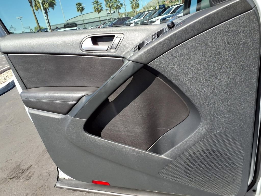Used 2016 Volkswagen Tiguan S image 28