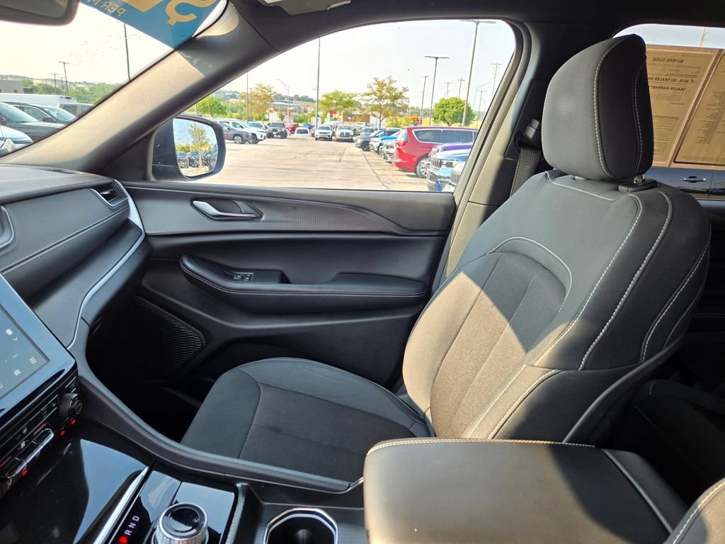 Used 2024 Jeep Grand Cherokee Laredo X w/ Luxury Tech Group I AWD/4WD image 27