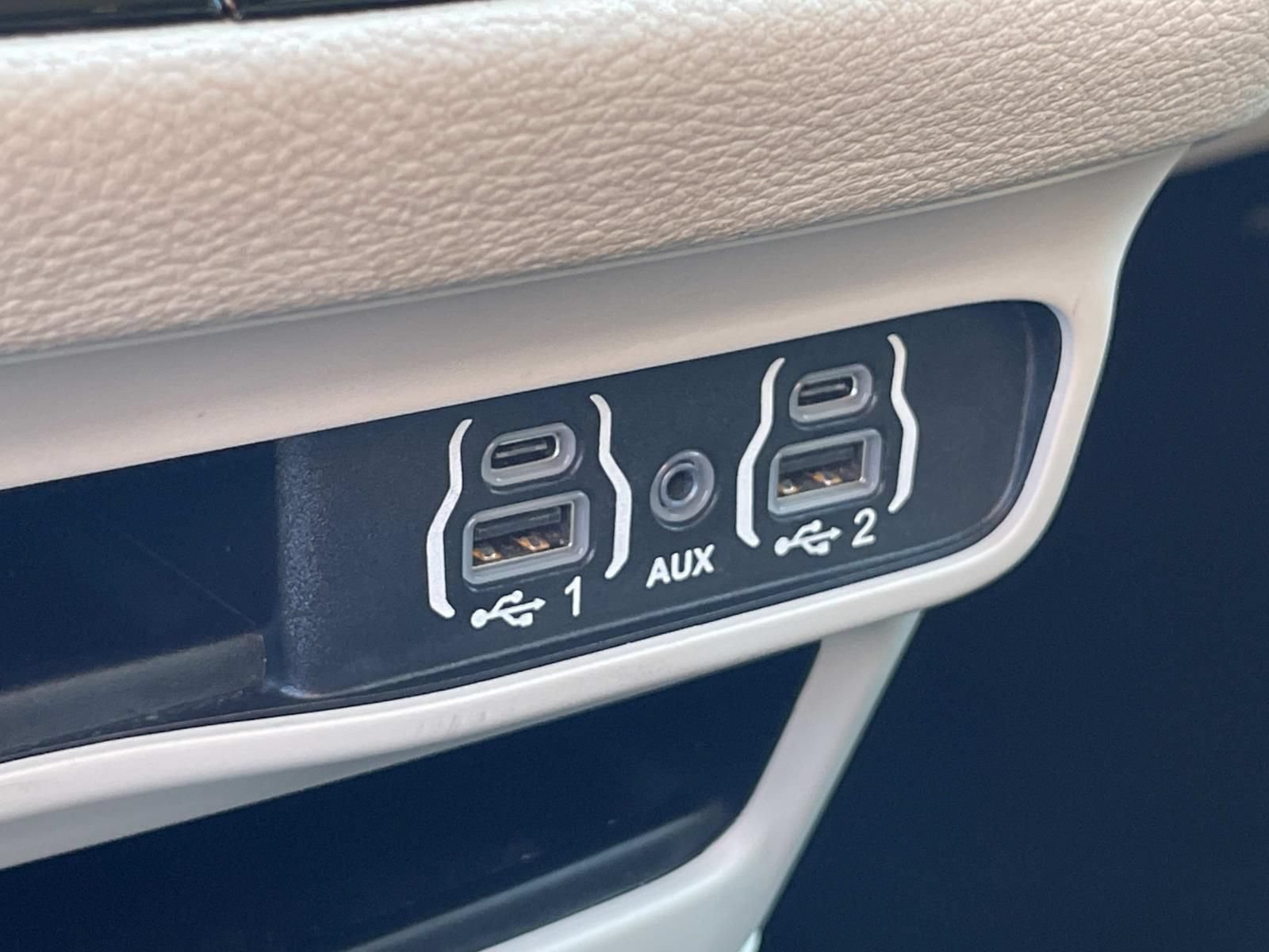 Used 2024 Chrysler Pacifica Limited FWD image 24