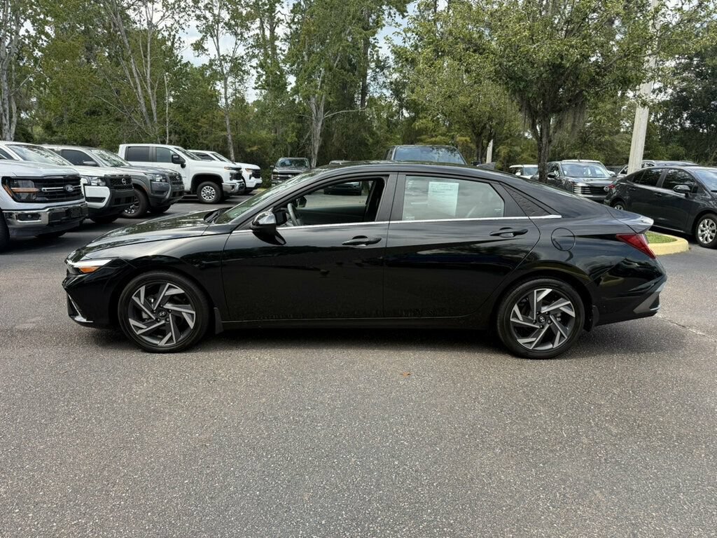Used 2025 Hyundai Elantra SEL FWD image 2