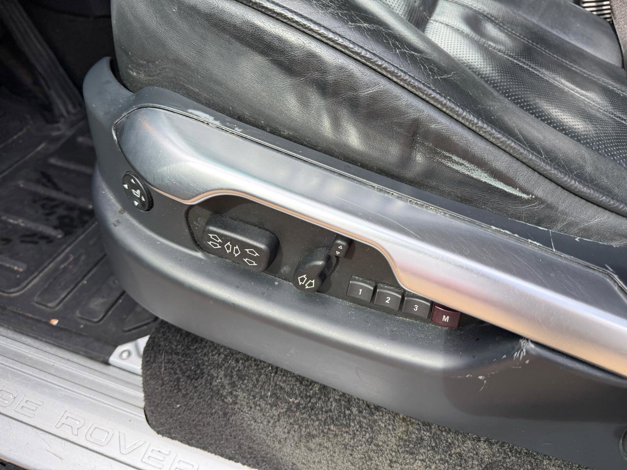 Used 2011 Land Rover Range Rover HSE image 10