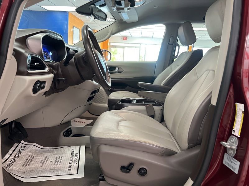 Used 2017 Chrysler Pacifica Touring-L FWD image 19