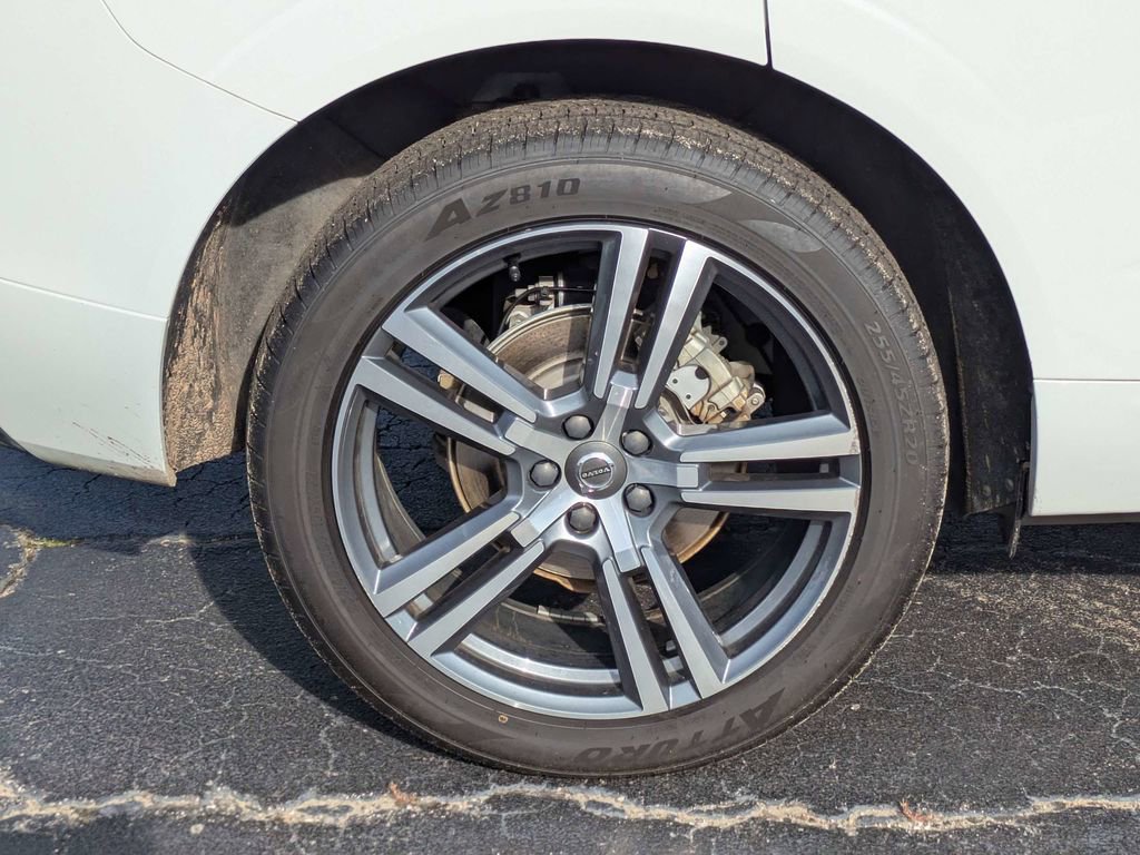 Used 2021 Volvo XC60 T5 Momentum w/ Protection Package Premier FWD image 11