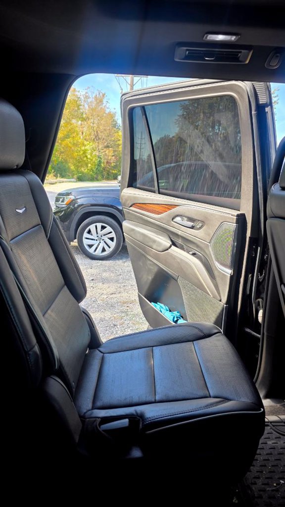 Used 2021 Cadillac Escalade Premium Luxury AWD/4WD image 14