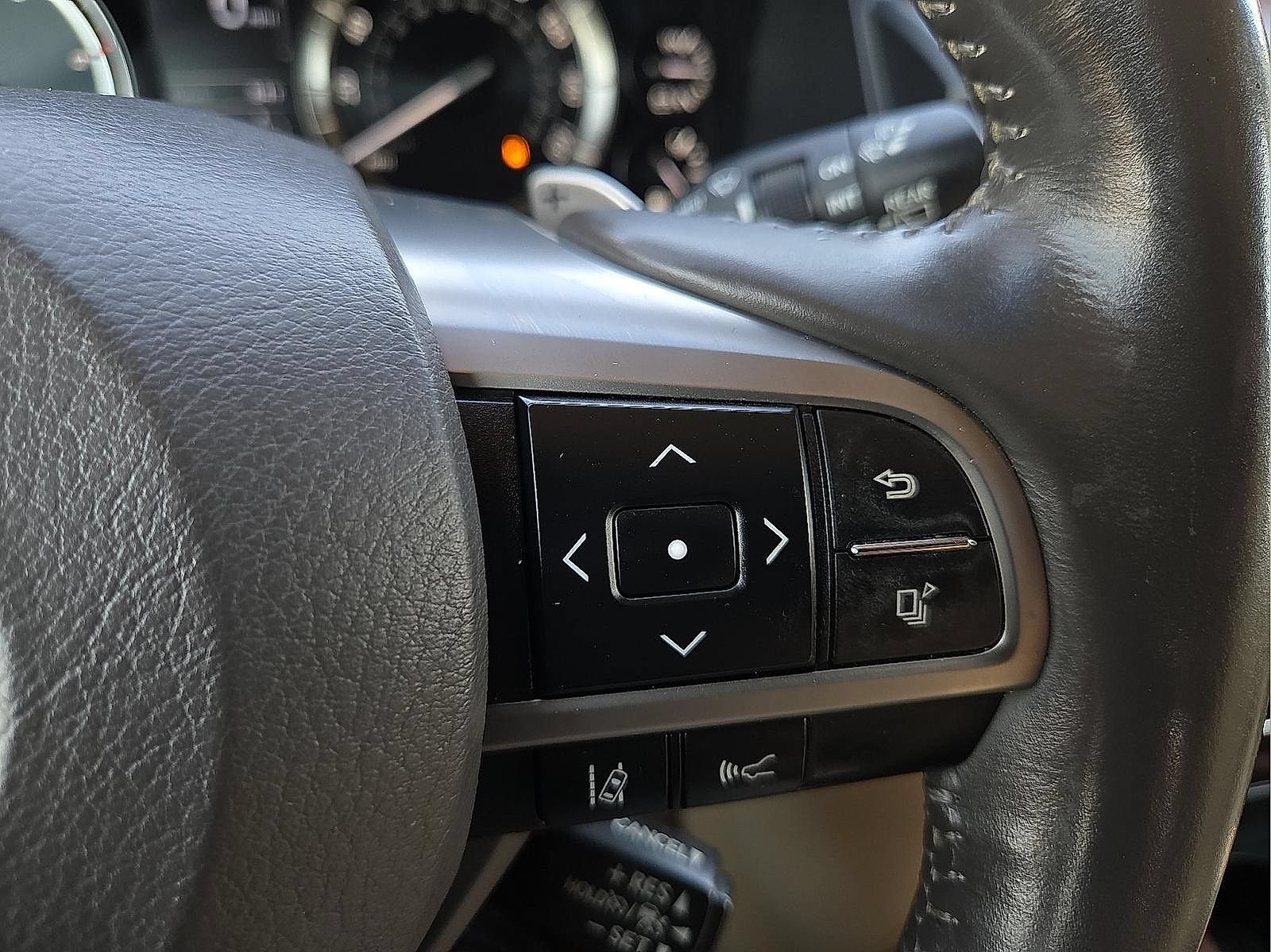 Used 2020 Lexus LX 570 4WD w/ Luxury Package image 18