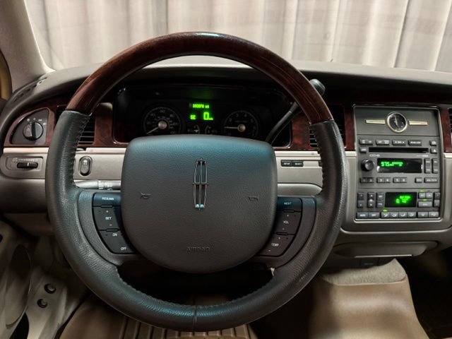Used 2006 Lincoln Town Car Designer Series RWD image 15