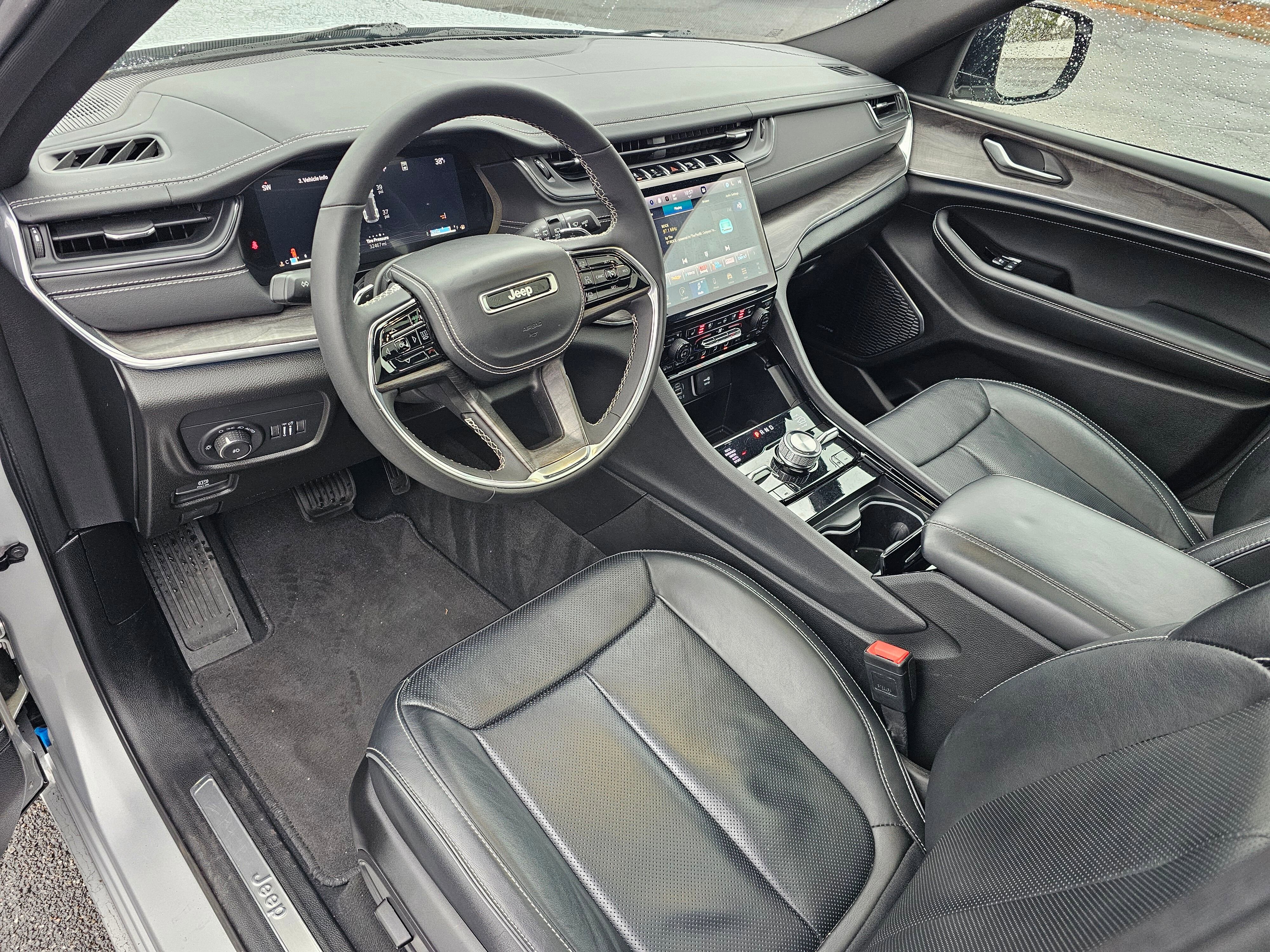 Used 2024 Jeep Grand Cherokee Overland image 2