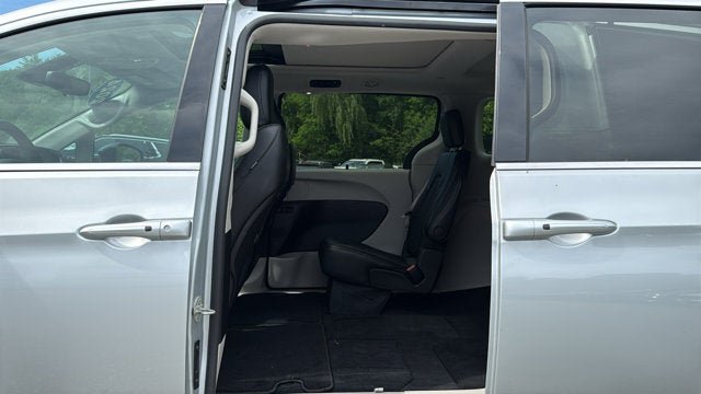 Certified 2024 Chrysler Pacifica Touring-L AWD/4WD image 26