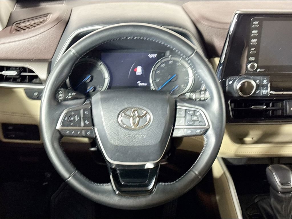 Used 2021 Toyota Highlander XLE image 13