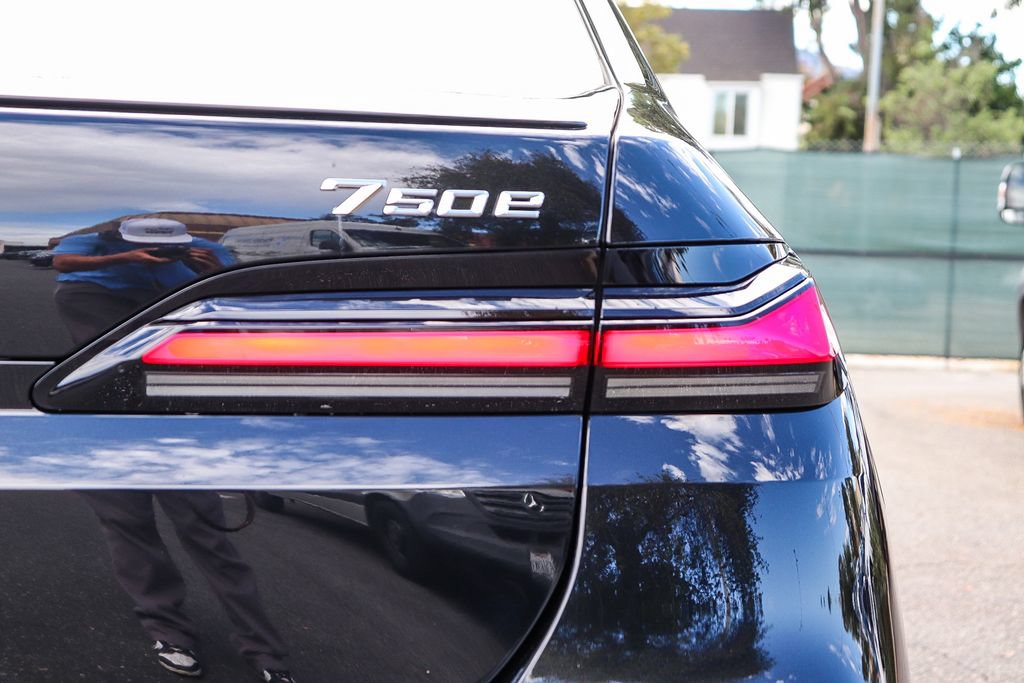 Used 2026 BMW 750e xDrive AWD/4WD image 7