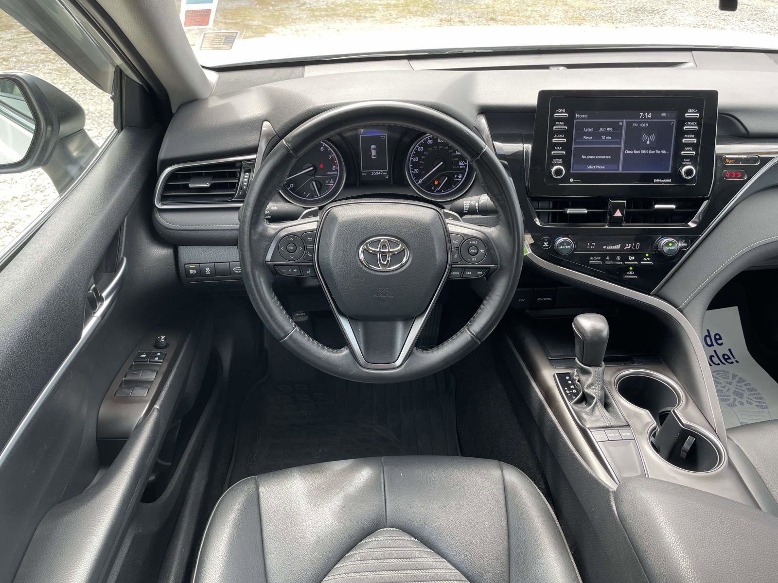 Used 2022 Toyota Camry SE image 2