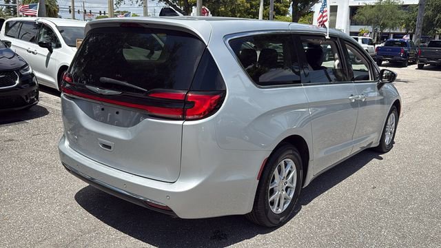 Used 2023 Chrysler Pacifica Touring-L FWD image 9