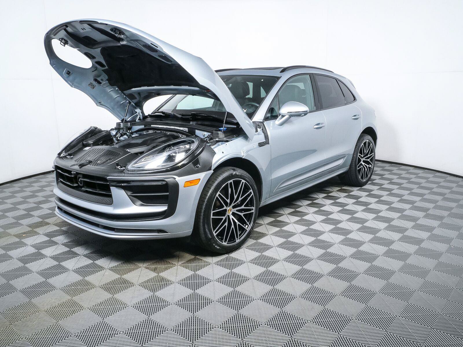 Certified 2025 Porsche Macan Turbo AWD/4WD image 35