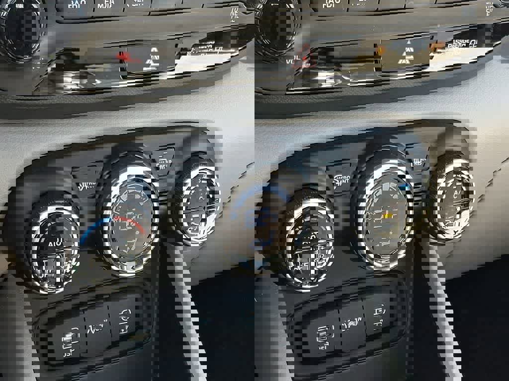 Used 2025 Hyundai Venue SEL image 15