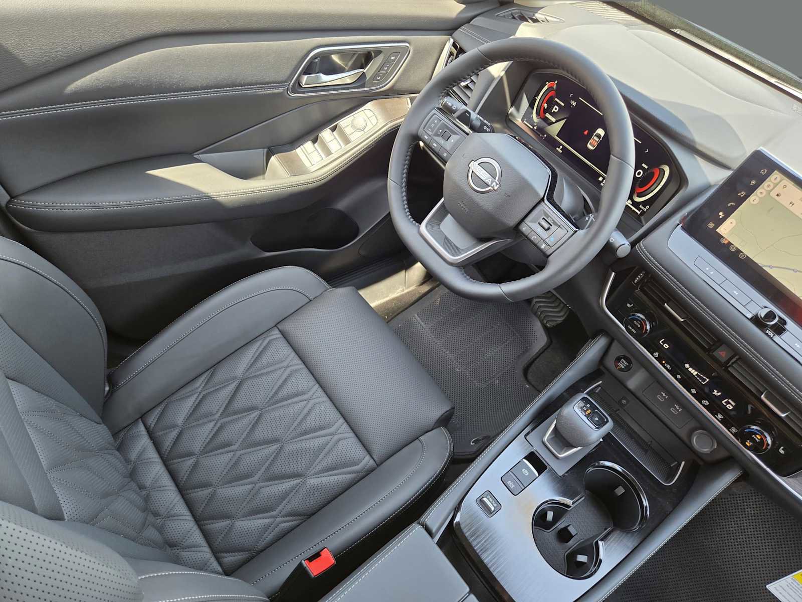 Used 2025 Nissan Rogue Platinum image 16