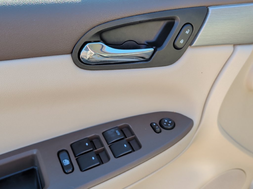 Used 2008 Chevrolet Impala LT FWD image 15