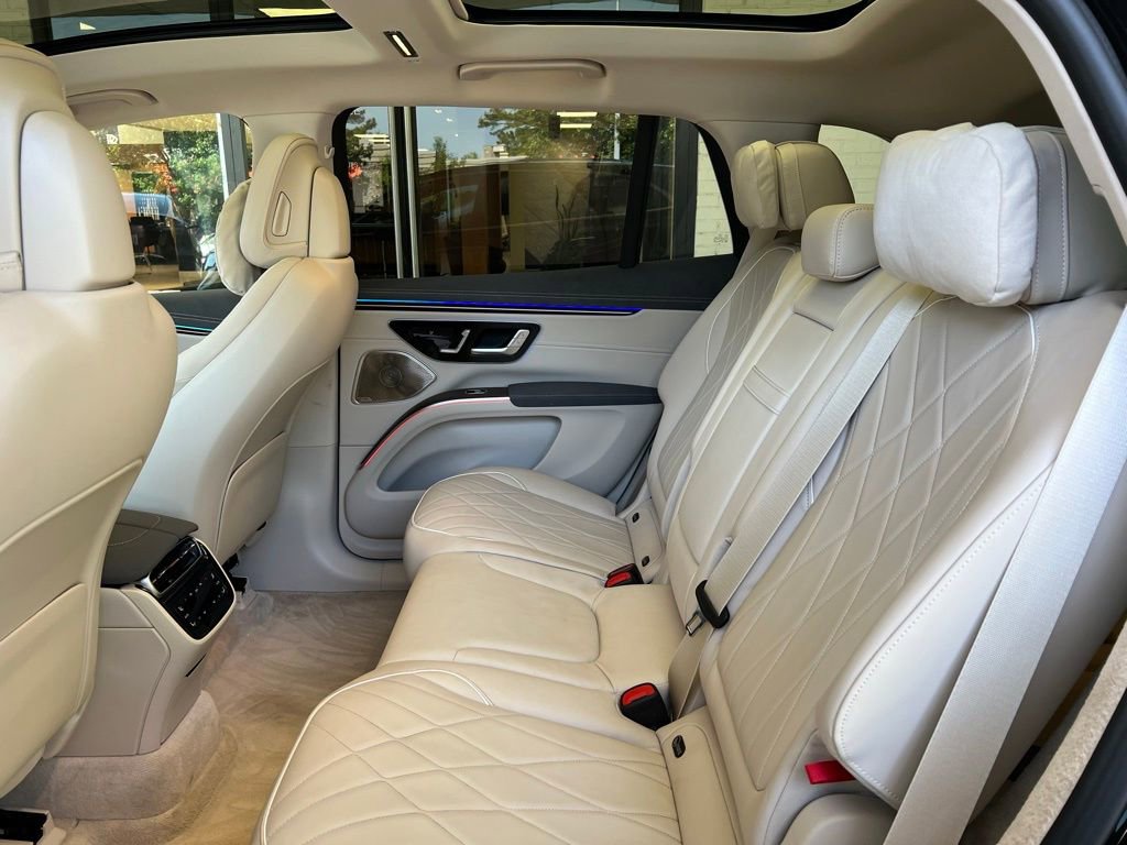 Used 2023 Mercedes-Benz EQS 580 4MATIC SUV w/ Exclusive Trim Package image 9