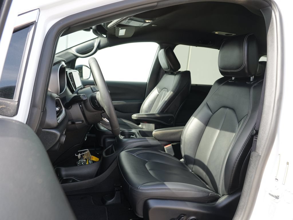 Used 2025 Chrysler Pacifica Select FWD image 11