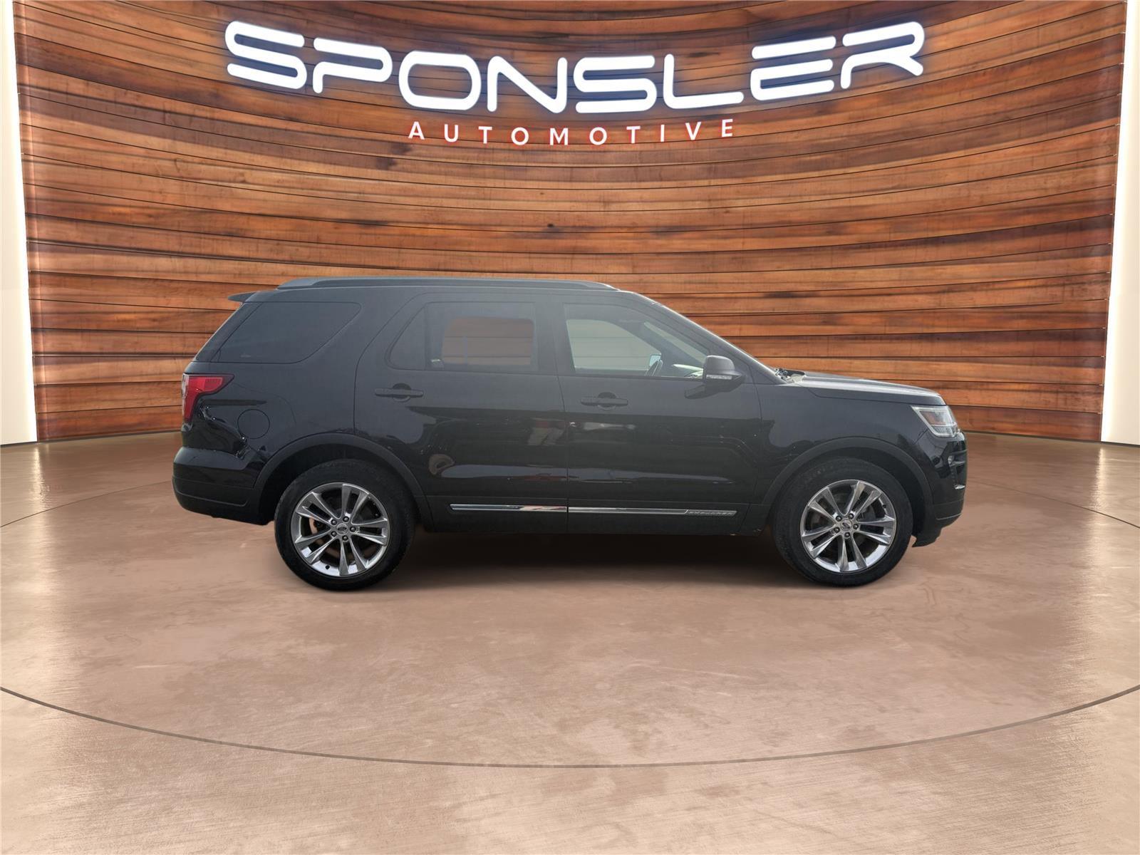 Used 2019 Ford Explorer XLT w/ Equipment Group 202A image 8