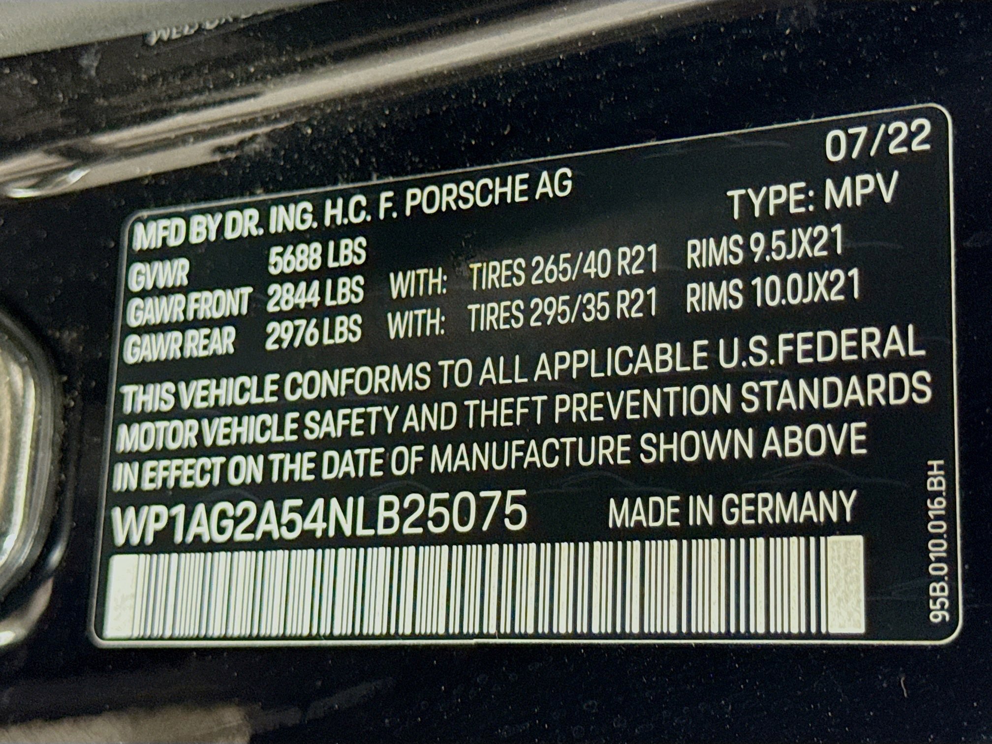 Certified 2022 Porsche Macan S image 32