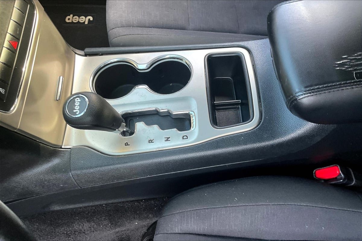 Used 2011 Jeep Grand Cherokee Laredo AWD/4WD image 16