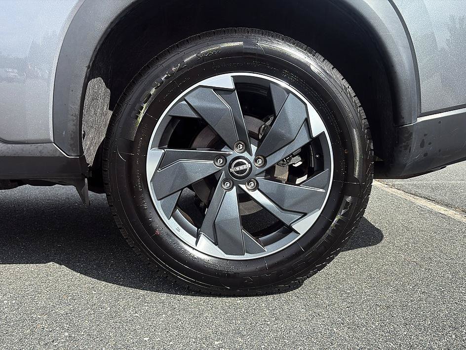Certified 2025 Nissan Rogue SV AWD/4WD image 10