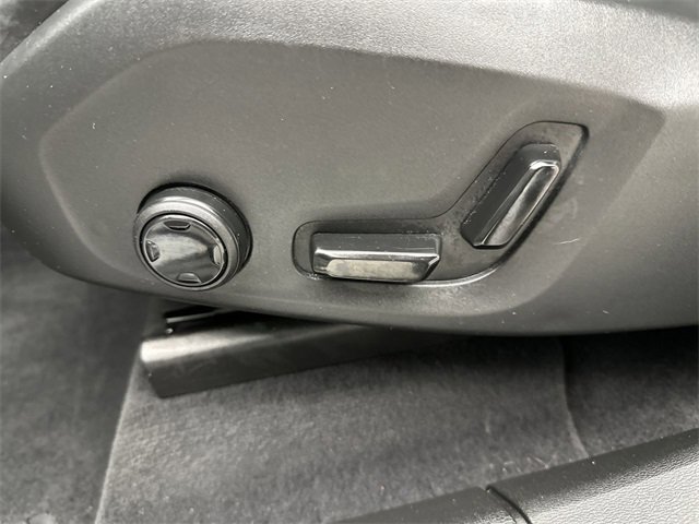 Used 2018 Volvo XC60 T8 R-Design w/ Convenience Package image 12