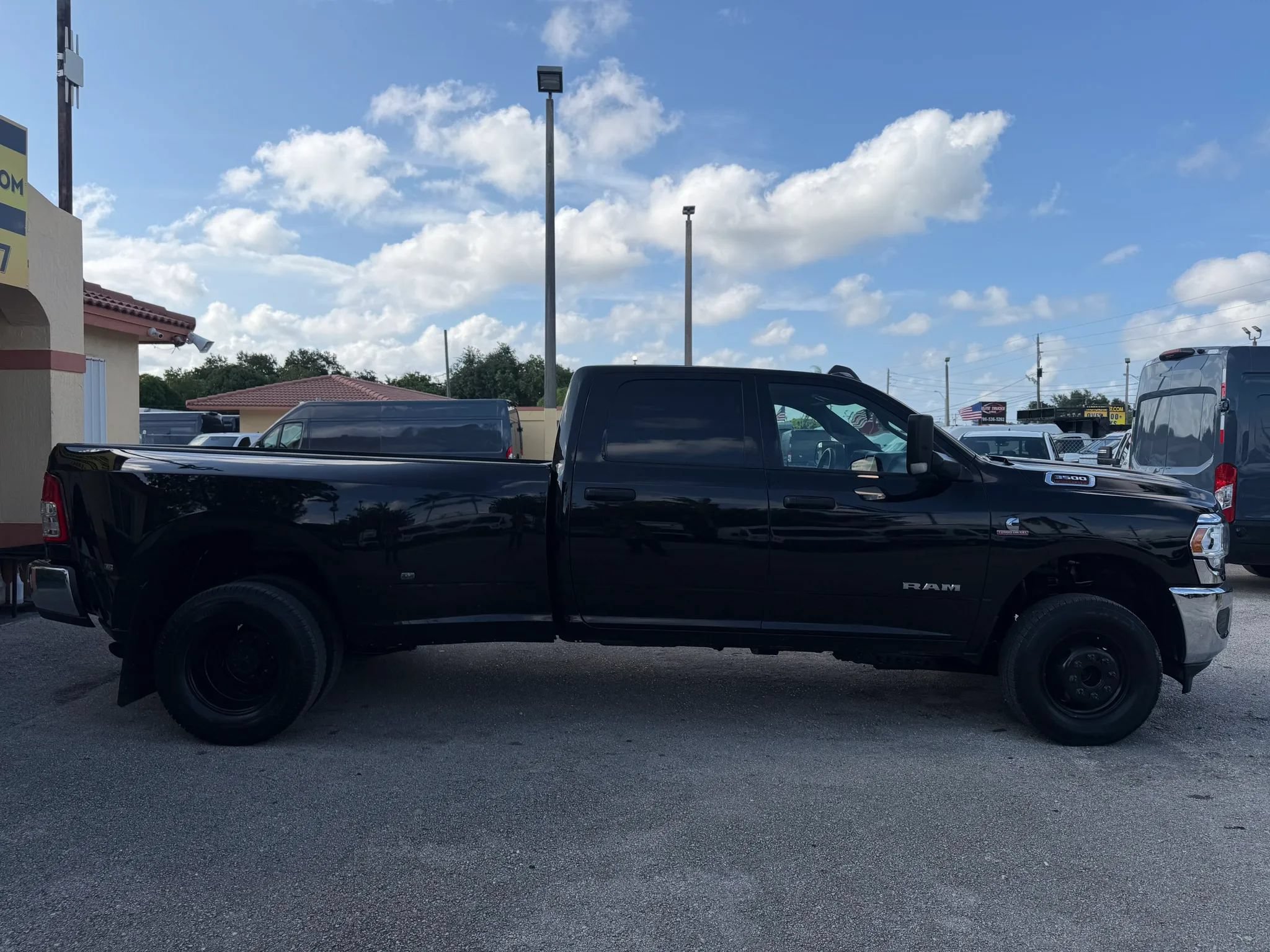 Used 2022 RAM 3500 Tradesman w/ Chrome Appearance Group AWD/4WD image 8